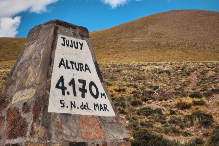 Monolito Punto más alto en Cuesta de Lipán Jujuy