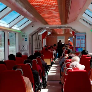 pasajeros-tren-solar